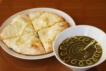 ほうれん草チキンカレー・クリームチーズナン ほうれん草チキンカレー